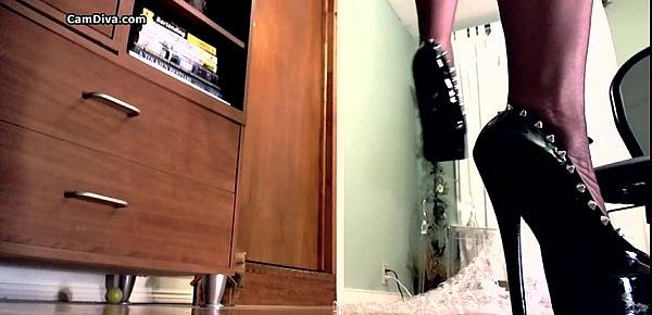  Sexy legs and stiletto heels trample bubble wrap